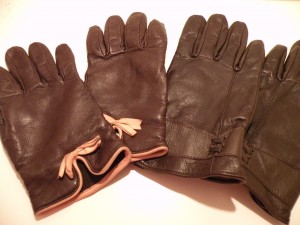 ダークブラウンの革の手袋